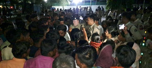देखें VIDEO : युवक की गिरफ्तारी के विरोध में आधी रात 3 घंटे तक घोरदा के ग्रामीणों का थाना में उपद्रव