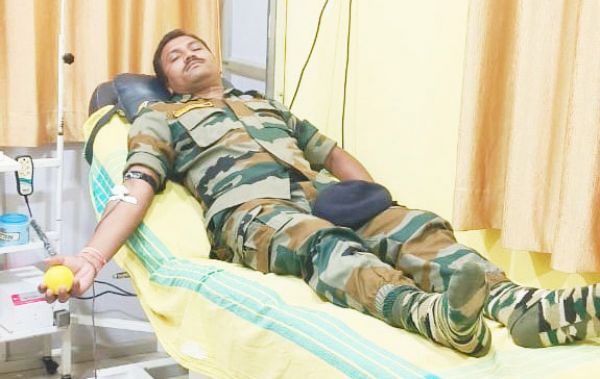 एसपी के गनमैन चंद्रकांत ने किया रक्तदान 