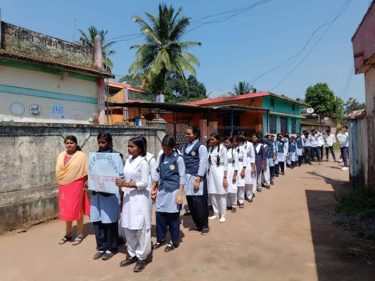 मतदान दर बढ़ाने छात्राओं ने निकाली जागरूकता रैली 