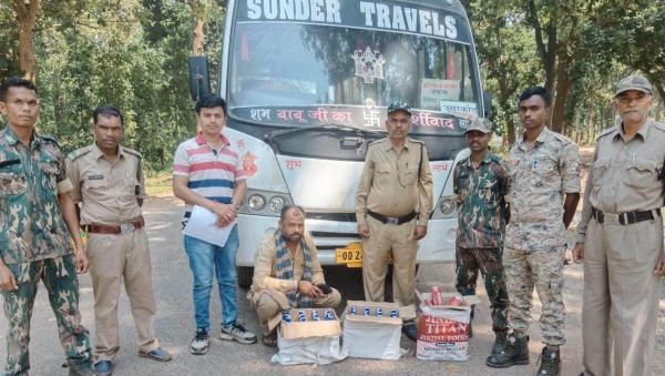 ओडिशा सीमा पर यात्री बस से 30 लीटर शराब समेत 2 गिरफ्तार