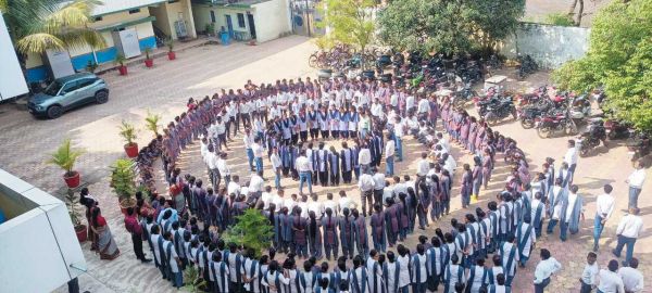 मनोरा कॉलेज में मतदाता जागरुकता की शपथ, मानव श्रृंखला बनाई