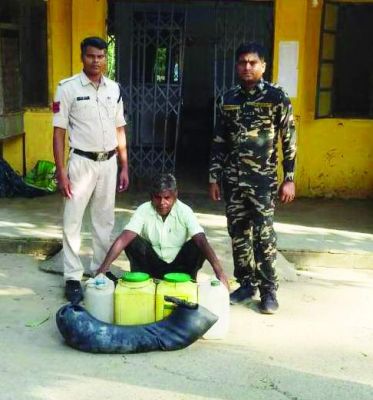 अवैध महुआ शराब संग आरोपी गिरफ्तार 