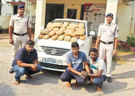 गुजरात पासिंग कार से 91 किलो गांजे के साथ ओडिशा के तीन युवक गिरफ्तार