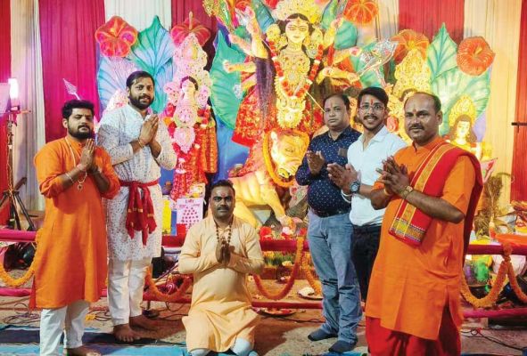 दुर्गा पंडालों में भक्तों का उमड़ा सैलाब बच्चों की रंगारंग प्रस्तुति ने मोहा मन