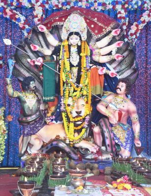 मां दुर्गा की प्रतिमाओं का विसर्जन सोमवार सुबह से कुंड में