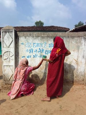 स्वीप मतदाता जागरूकता अभियान, बिहान की महिलाएं  कर रहीं दीवार लेखन