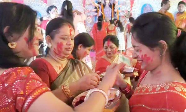 सिंदूर खेला कर मायके आई मां दुर्गा को महिलाओं ने दी विदाई