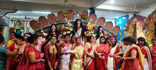 सुहागिनों ने सिंदूर खेलकर मां दुर्गा को दी नम आँखों से विदाई