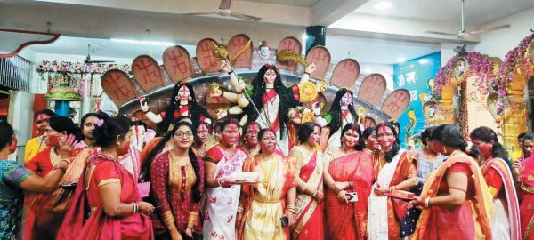 सुहागिनों ने सिंदूर खेलकर मां दुर्गा को दी नम आँखों से विदाई