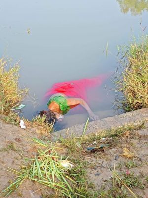 तालाब में महिला की मिली लाश