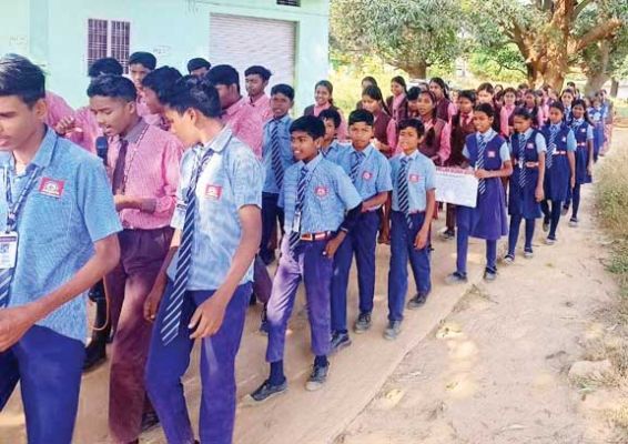 स्कूली बच्चों ने निकाली मतदाता जागरूकता रैली