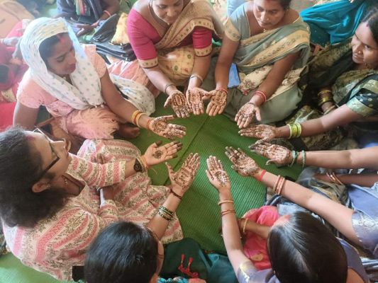 करवा चौथ पर महिलाओं ने मेहंदी लगाकर दिया मतदाता जागरूकता का संदेश