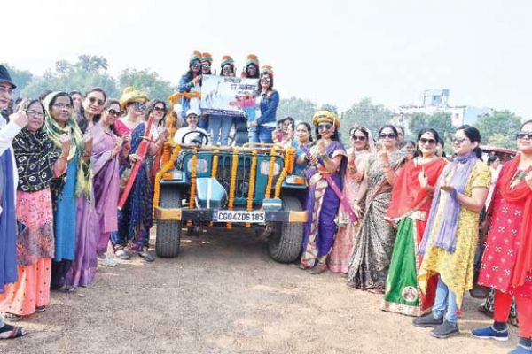 मतदान के संदेश के साथ महिलाओं की कार रैली
