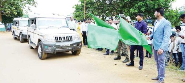कलेक्टर ने वाहनों को हरी झंडी दिखाकर मतदान दलों को किया रवाना