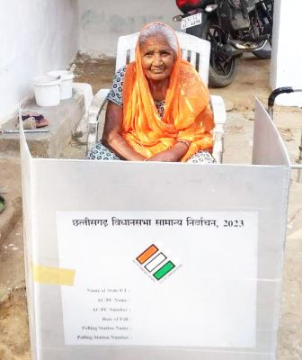 80 प्लस बुजुर्ग-दिव्यांग मतदाताओं ने घर पर किया मतदान