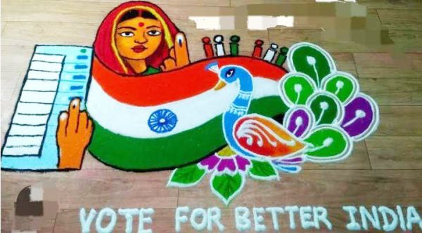 धनतेरस पर घर के आंगन में रंगोली बना  दिया मतदाता जागरूकता का संदेश