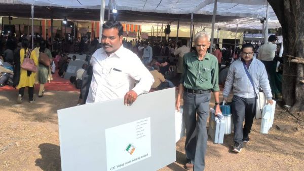 दुर्ग : 1485 मतदान केंद्रों के लिए मतदान दल रवाना
