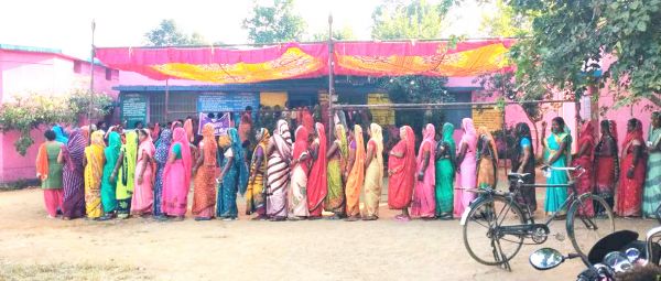 गरियाबंद में मतदान करने महिलाओं में भारी उत्साह, लंबी कतारें
