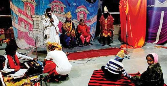 रामानुजगंज में प्रयागराज के कलाकारों द्वारा किया जा रहा रामलीला का मंचन