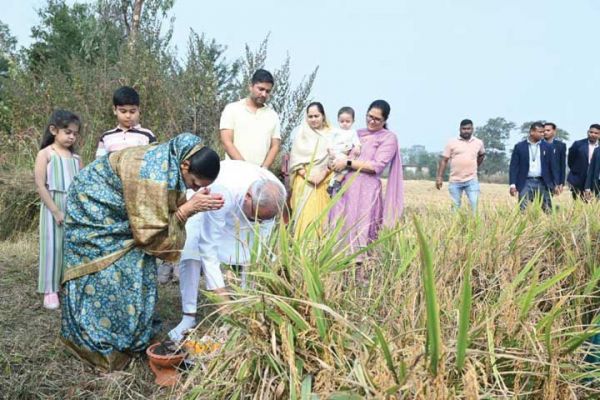 बढ़ौना : अच्छी फसल के लिए खेत को पूजा सीएम परिवार ने
