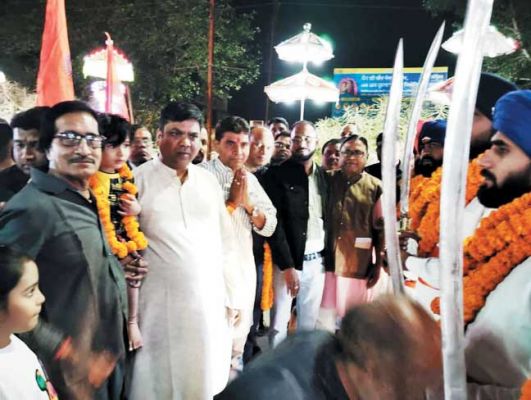भाजपाईयों ने गुरु ग्रंथ साहिब की शोभायात्रा का किया स्वागत