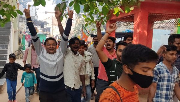 भाजपा की जीत पर खुशी में झूमे कार्यकर्ता