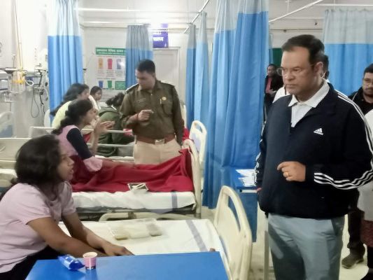 स्कूली बस पलटी, घायलों को लगातार मेडिकल सहायता देते एंबुलेंस से भेजा रायपुर