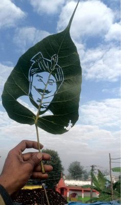 पीपल के पत्ते पर वीर नारायण सिंह की तस्वीर उकेरी