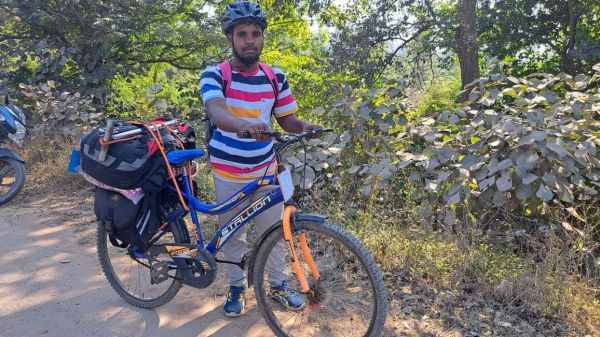 साइकिल से भारत भ्रमण करने निकले ओडिशा के कमलेश कुंजाम
