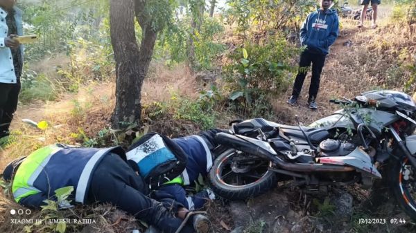 तेज रफ्तार बाइक खाई  में गिरी, दो मौतें