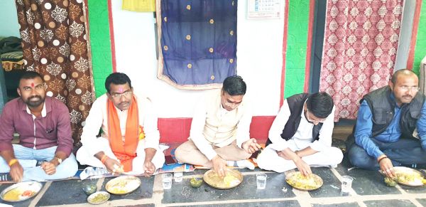 क्षेत्रीय प्रवास के दौरान विधायक रोहित  ने देसी भोजन का लिया आनंद