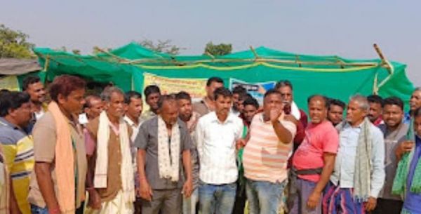 धान खरीदी केन्द्र प्रभारी पथरला के निलंबन आदेश के विरोध में किसानों का प्रदर्शन
