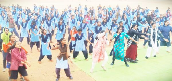 गुड मार्निंग महासमुंद में बच्चे-खिलाड़ी के साथ शिक्षकों ने किया डांस