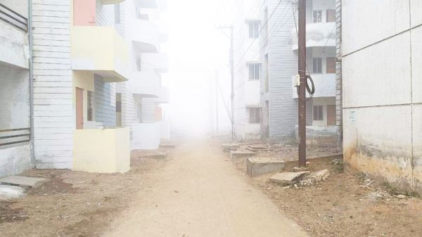 कोहरा, धुंध के बीच प्रात: भ्रमण पर निकले लोग