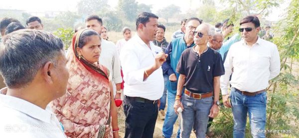 गुजरात के पत्रकारों ने केन्द्र प्रवर्तित योजना देख गोजी सरपंच की थपथपाई पीठ