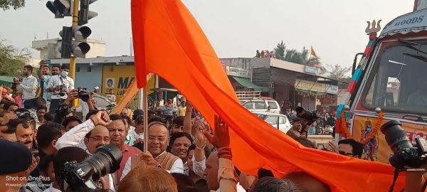 मिलर्स के दिए चावल लदे ट्रक को विधायक ने किया अयोध्या रवाना