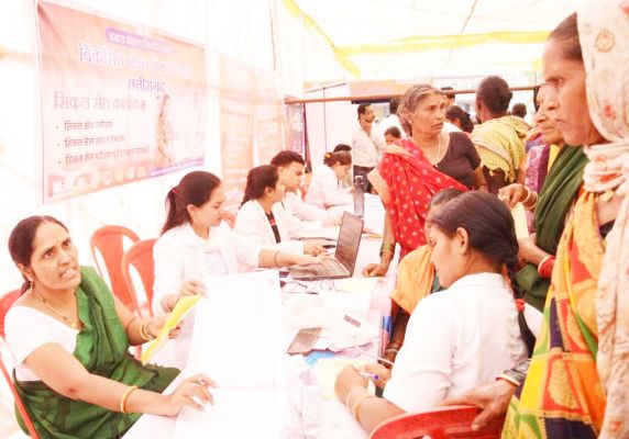 विकसित भारत संकल्प यात्रा शिविरों में हजारों की स्वास्थ्य जांच