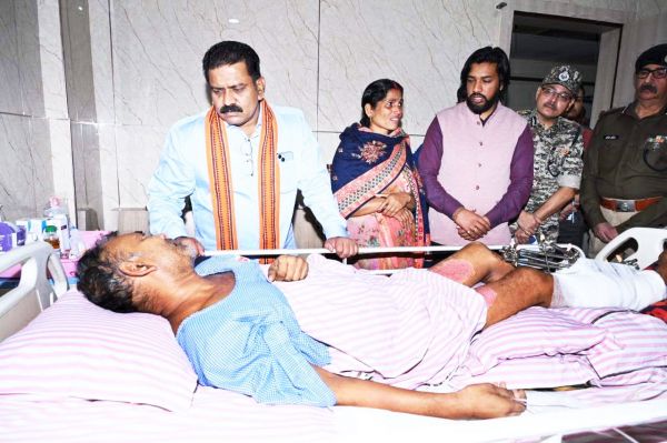 बीजापुर में मुठभेड़, घायल जवानों से मिले गृहमंत्री