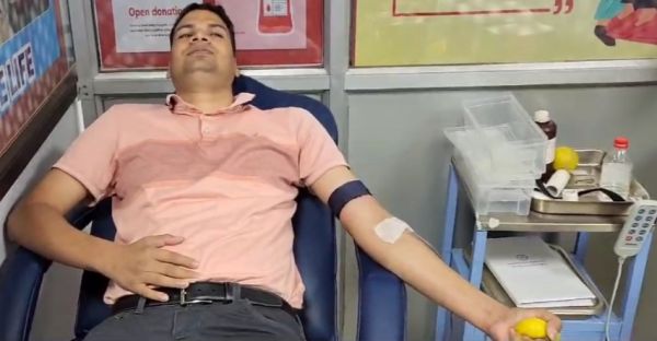 घायल जवान के लिए डीएसपी  ने किया रक्तदान