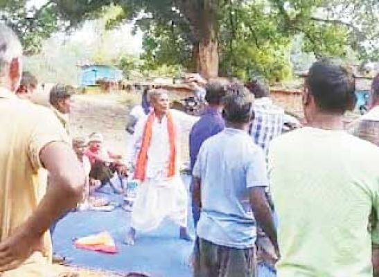 ग्राम सभा में शराबी युवक का उत्पात, ग्रामीणों ने जमकर की पिटाई