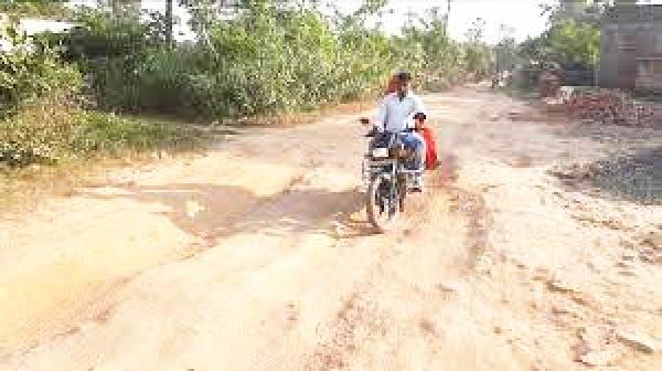 संडी-कोटवा सडक़ बदहाल, ग्रामीणों  ने की जल्द बनाने की मांग 