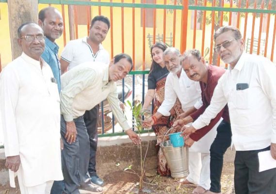 भाजपा ने मोदी उद्यान में किया वृक्षारोपण और साफ सफाई