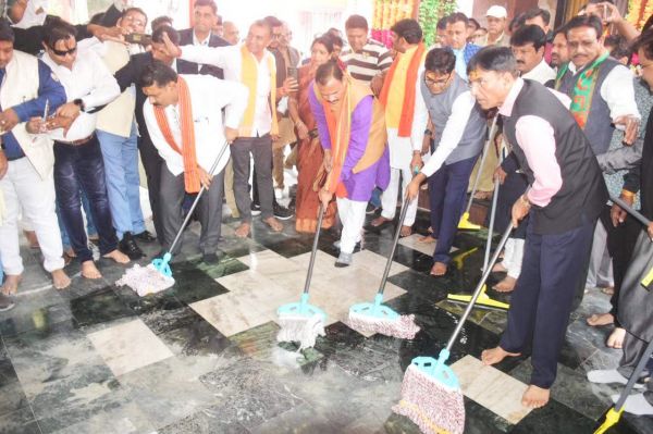 केंद्रीय मंत्री ने महामाया मंदिर में सफाई की