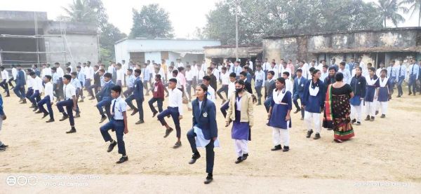 गणतंत्र दिवस की तैयारियों में जुटे छात्र-छात्राएं