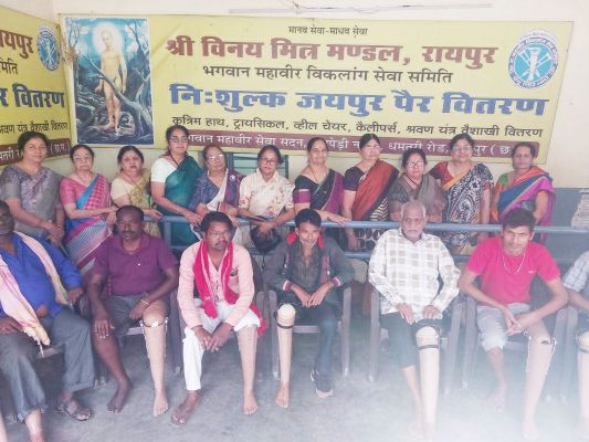 आराधना महिला मंडल ने गरीब दिव्यांगों को उपलब्ध कराए जयपुर पैर