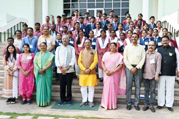 इसरो और मद्रास आईआईटी के अध्ययन भ्रमण से लौटे जशपुर के विद्यार्थियों ने देखा विधानसभा