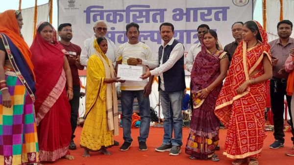 कन्हारपुरी शिविर में उत्कृष्ठ कार्य करने वाली महिलाएं सम्मानित