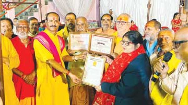 यज्ञ मंडप में पं मनोज शुक्ला सम्मानित किए गए- ग्रीनिज बुक में नाम आया