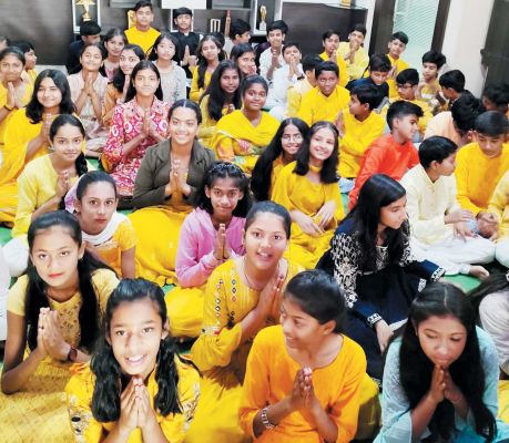विद्यार्थियों ने की मां सरस्वती की पूजा