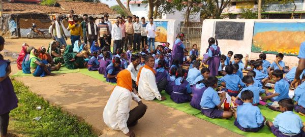 जर्जर स्कूल से डरें बच्चों ने की तालाबंदी, धूप में बैठकर की पढ़ाई